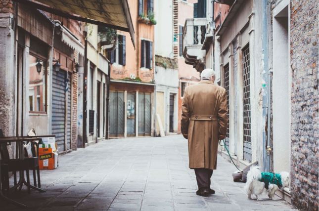 promenade personnes âgées chien